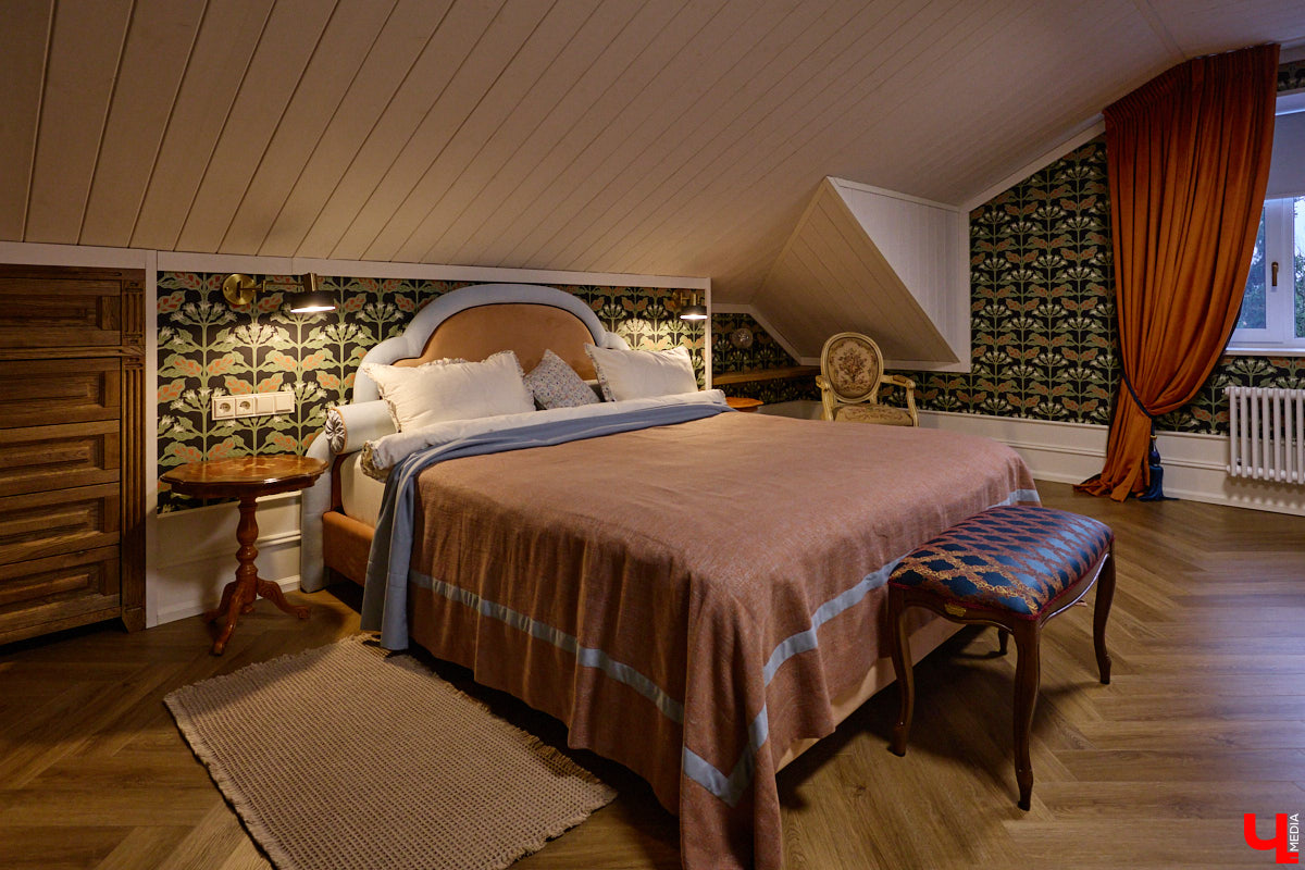 Домики Суздаля радуют взор ажурными узорами, нарядными наличниками и  свежевыкрашенными фасадами. Так и  хочется узнать, что там внутри! «Ключ-Медиа» повезло оказаться за  воротами одного из  строений с  видом на  кремль  — принимала гостей хозяйка роскошного терема Алевтина Савельева.