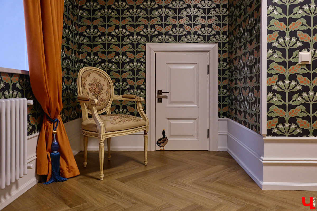 Домики Суздаля радуют взор ажурными узорами, нарядными наличниками и  свежевыкрашенными фасадами. Так и  хочется узнать, что там внутри! «Ключ-Медиа» повезло оказаться за  воротами одного из  строений с  видом на  кремль  — принимала гостей хозяйка роскошного терема Алевтина Савельева.