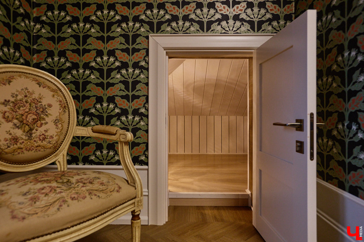 Домики Суздаля радуют взор ажурными узорами, нарядными наличниками и  свежевыкрашенными фасадами. Так и  хочется узнать, что там внутри! «Ключ-Медиа» повезло оказаться за  воротами одного из  строений с  видом на  кремль  — принимала гостей хозяйка роскошного терема Алевтина Савельева.