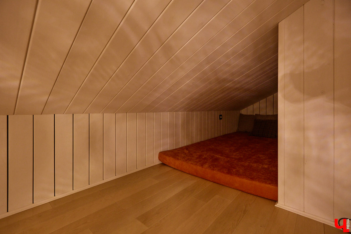 Домики Суздаля радуют взор ажурными узорами, нарядными наличниками и  свежевыкрашенными фасадами. Так и  хочется узнать, что там внутри! «Ключ-Медиа» повезло оказаться за  воротами одного из  строений с  видом на  кремль  — принимала гостей хозяйка роскошного терема Алевтина Савельева.