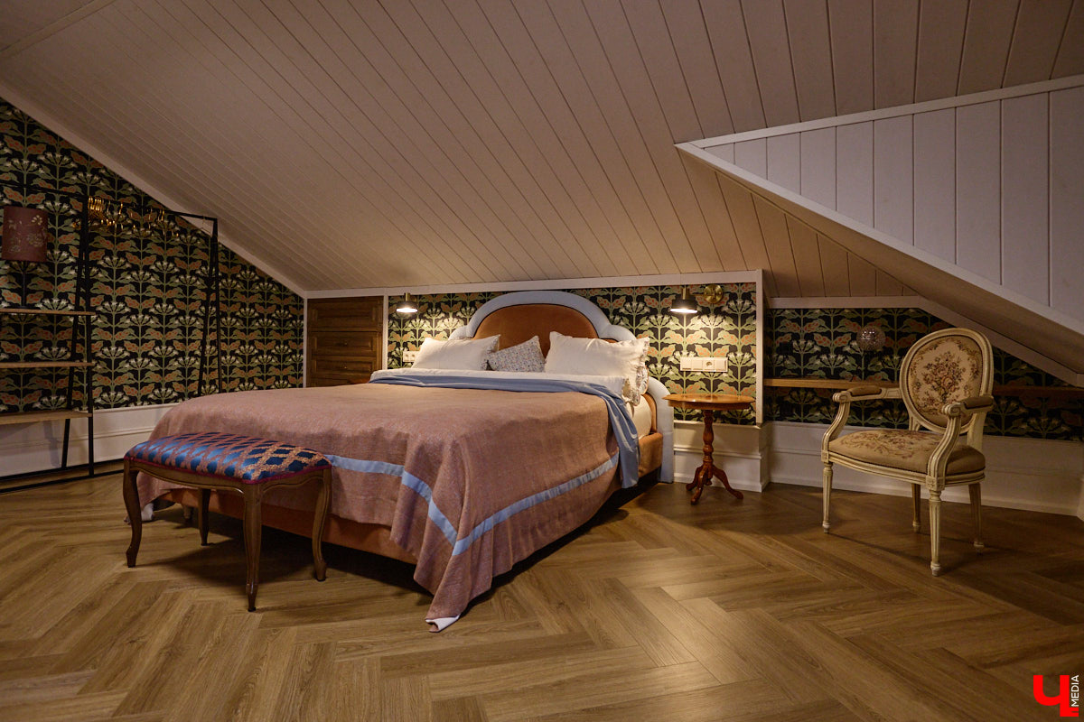 Домики Суздаля радуют взор ажурными узорами, нарядными наличниками и  свежевыкрашенными фасадами. Так и  хочется узнать, что там внутри! «Ключ-Медиа» повезло оказаться за  воротами одного из  строений с  видом на  кремль  — принимала гостей хозяйка роскошного терема Алевтина Савельева.