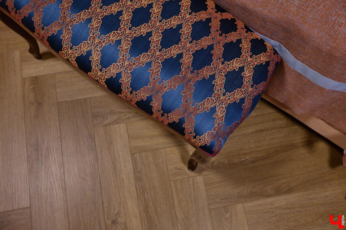 Домики Суздаля радуют взор ажурными узорами, нарядными наличниками и  свежевыкрашенными фасадами. Так и  хочется узнать, что там внутри! «Ключ-Медиа» повезло оказаться за  воротами одного из  строений с  видом на  кремль  — принимала гостей хозяйка роскошного терема Алевтина Савельева.