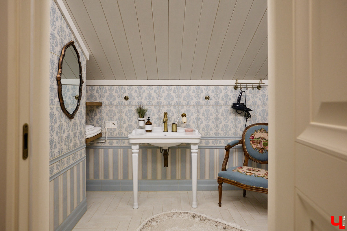 Домики Суздаля радуют взор ажурными узорами, нарядными наличниками и  свежевыкрашенными фасадами. Так и  хочется узнать, что там внутри! «Ключ-Медиа» повезло оказаться за  воротами одного из  строений с  видом на  кремль  — принимала гостей хозяйка роскошного терема Алевтина Савельева.