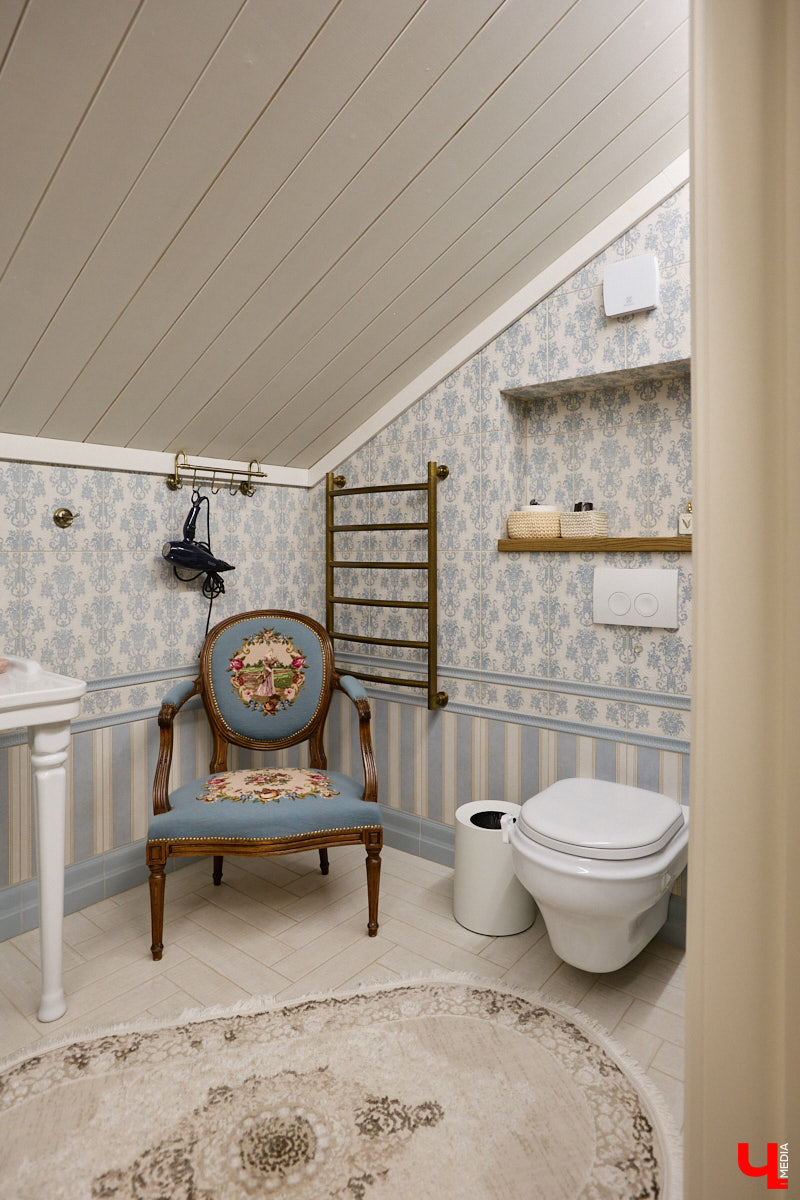 Домики Суздаля радуют взор ажурными узорами, нарядными наличниками и  свежевыкрашенными фасадами. Так и  хочется узнать, что там внутри! «Ключ-Медиа» повезло оказаться за  воротами одного из  строений с  видом на  кремль  — принимала гостей хозяйка роскошного терема Алевтина Савельева.