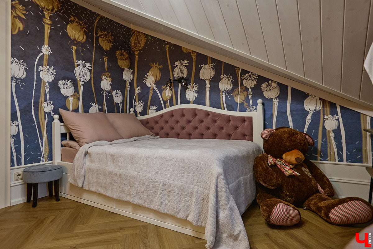 Домики Суздаля радуют взор ажурными узорами, нарядными наличниками и  свежевыкрашенными фасадами. Так и  хочется узнать, что там внутри! «Ключ-Медиа» повезло оказаться за  воротами одного из  строений с  видом на  кремль  — принимала гостей хозяйка роскошного терема Алевтина Савельева.