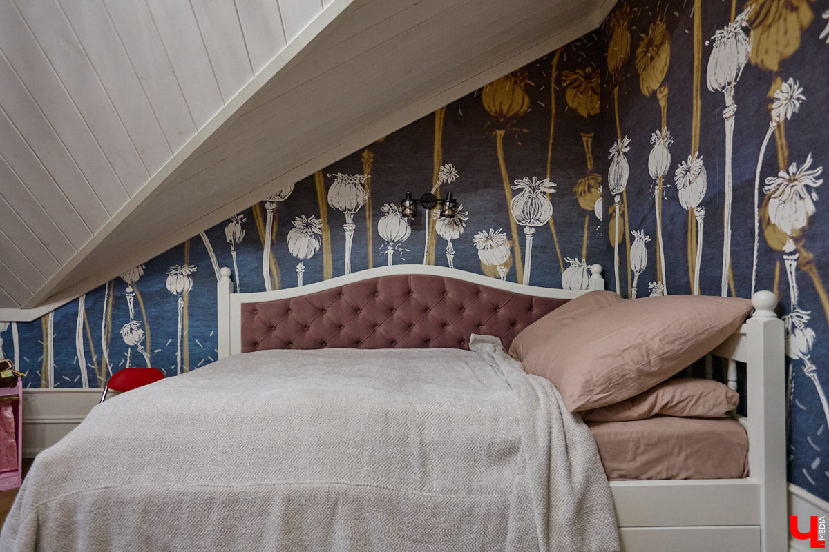 Домики Суздаля радуют взор ажурными узорами, нарядными наличниками и  свежевыкрашенными фасадами. Так и  хочется узнать, что там внутри! «Ключ-Медиа» повезло оказаться за  воротами одного из  строений с  видом на  кремль  — принимала гостей хозяйка роскошного терема Алевтина Савельева.