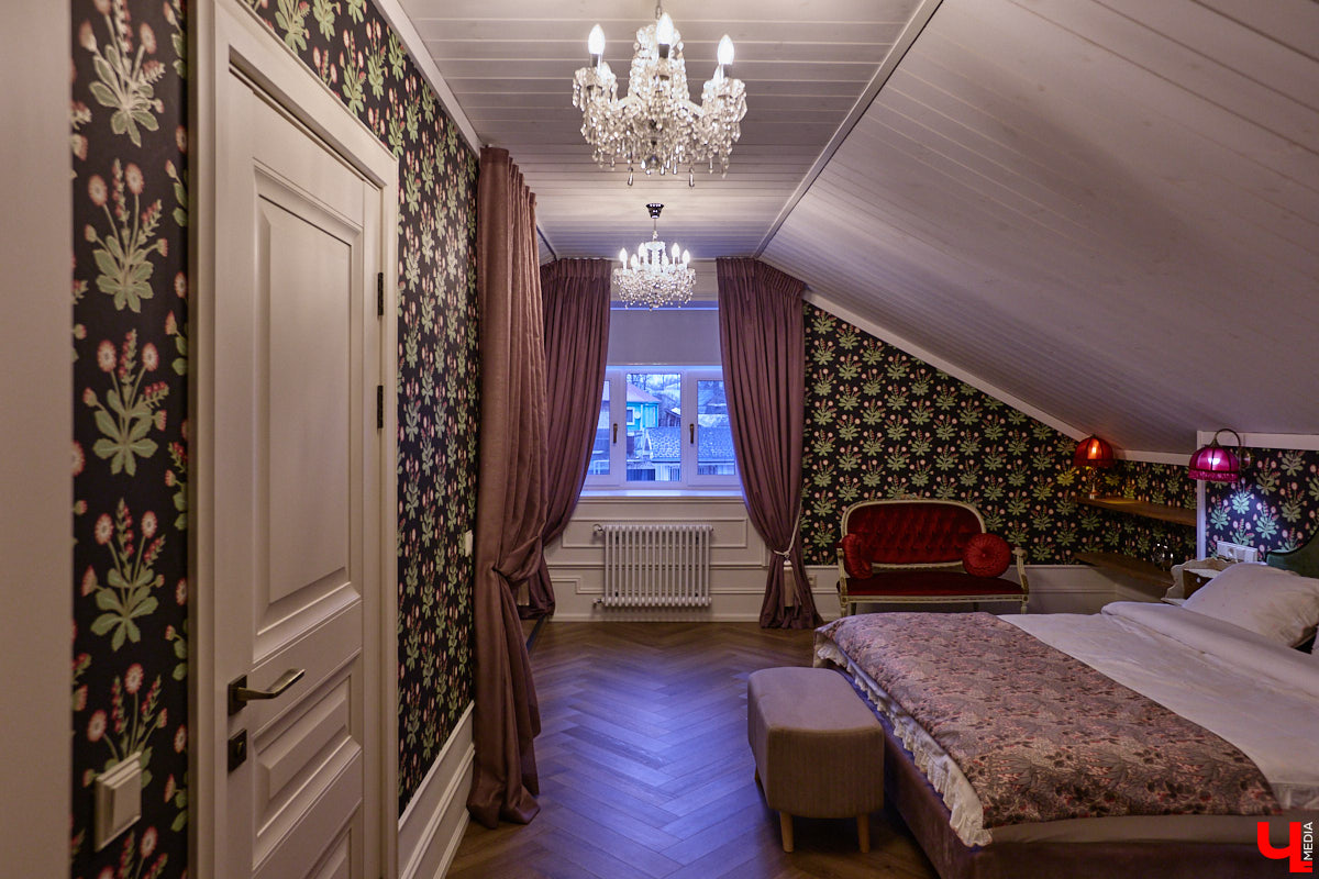 Домики Суздаля радуют взор ажурными узорами, нарядными наличниками и  свежевыкрашенными фасадами. Так и  хочется узнать, что там внутри! «Ключ-Медиа» повезло оказаться за  воротами одного из  строений с  видом на  кремль  — принимала гостей хозяйка роскошного терема Алевтина Савельева.