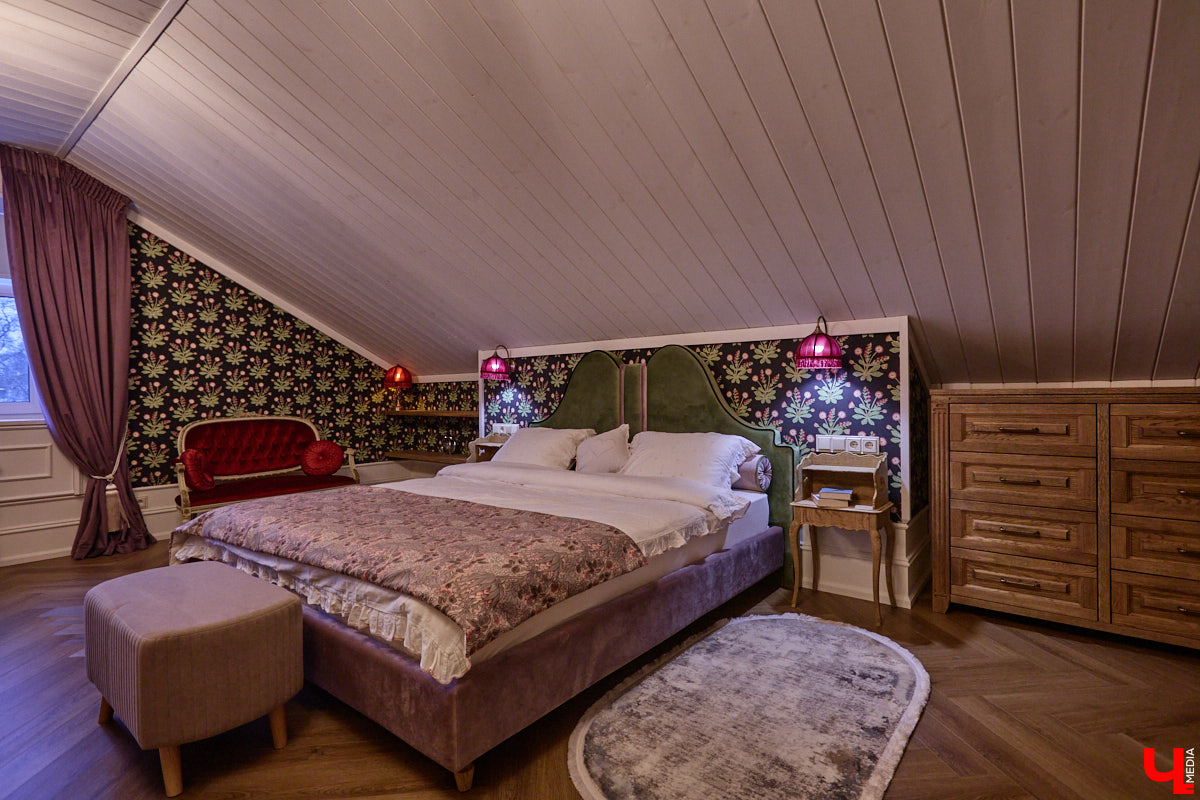 Домики Суздаля радуют взор ажурными узорами, нарядными наличниками и  свежевыкрашенными фасадами. Так и  хочется узнать, что там внутри! «Ключ-Медиа» повезло оказаться за  воротами одного из  строений с  видом на  кремль  — принимала гостей хозяйка роскошного терема Алевтина Савельева.