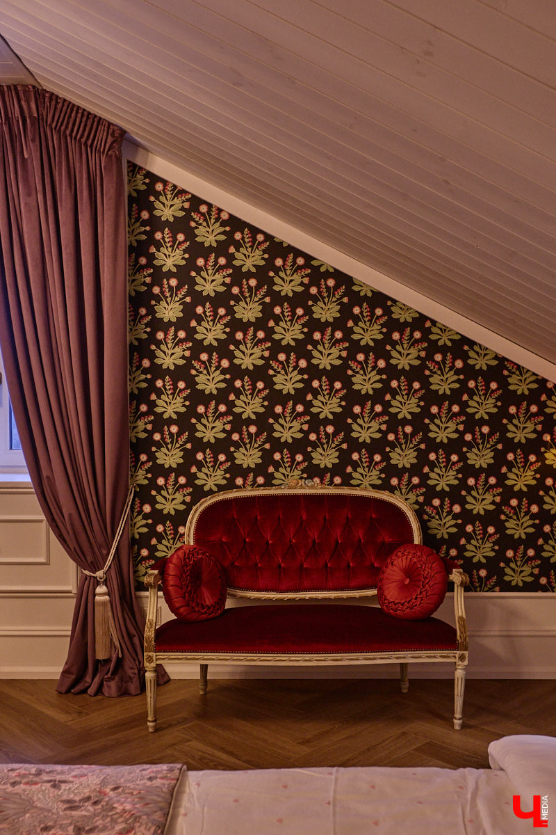 Домики Суздаля радуют взор ажурными узорами, нарядными наличниками и  свежевыкрашенными фасадами. Так и  хочется узнать, что там внутри! «Ключ-Медиа» повезло оказаться за  воротами одного из  строений с  видом на  кремль  — принимала гостей хозяйка роскошного терема Алевтина Савельева.