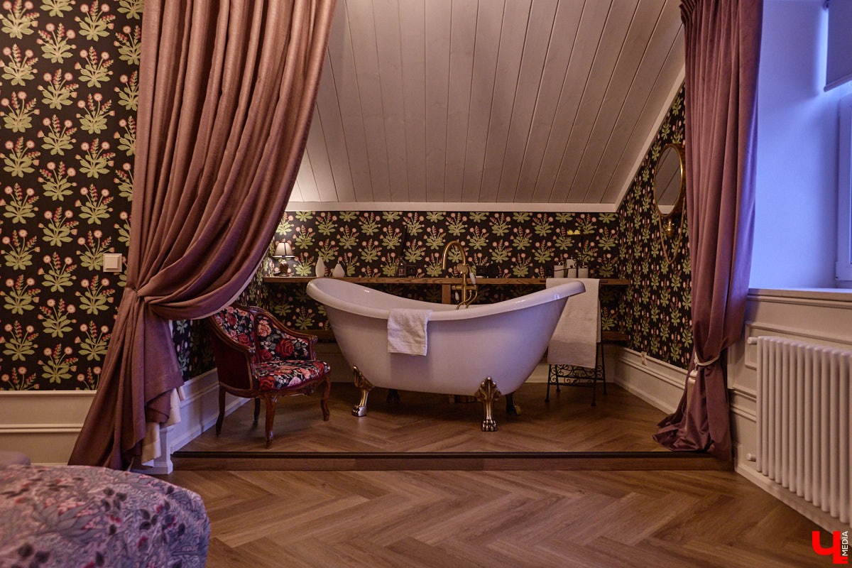 Домики Суздаля радуют взор ажурными узорами, нарядными наличниками и  свежевыкрашенными фасадами. Так и  хочется узнать, что там внутри! «Ключ-Медиа» повезло оказаться за  воротами одного из  строений с  видом на  кремль  — принимала гостей хозяйка роскошного терема Алевтина Савельева.