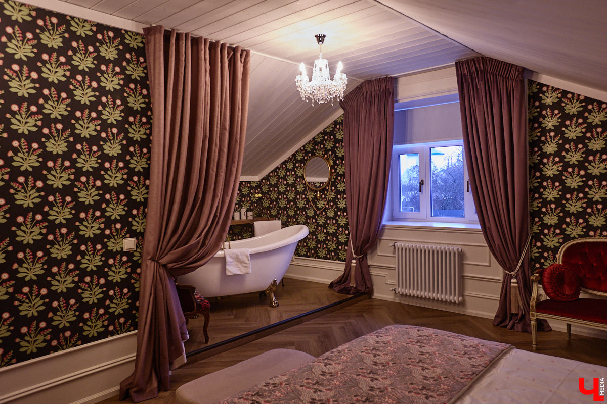 Домики Суздаля радуют взор ажурными узорами, нарядными наличниками и  свежевыкрашенными фасадами. Так и  хочется узнать, что там внутри! «Ключ-Медиа» повезло оказаться за  воротами одного из  строений с  видом на  кремль  — принимала гостей хозяйка роскошного терема Алевтина Савельева.