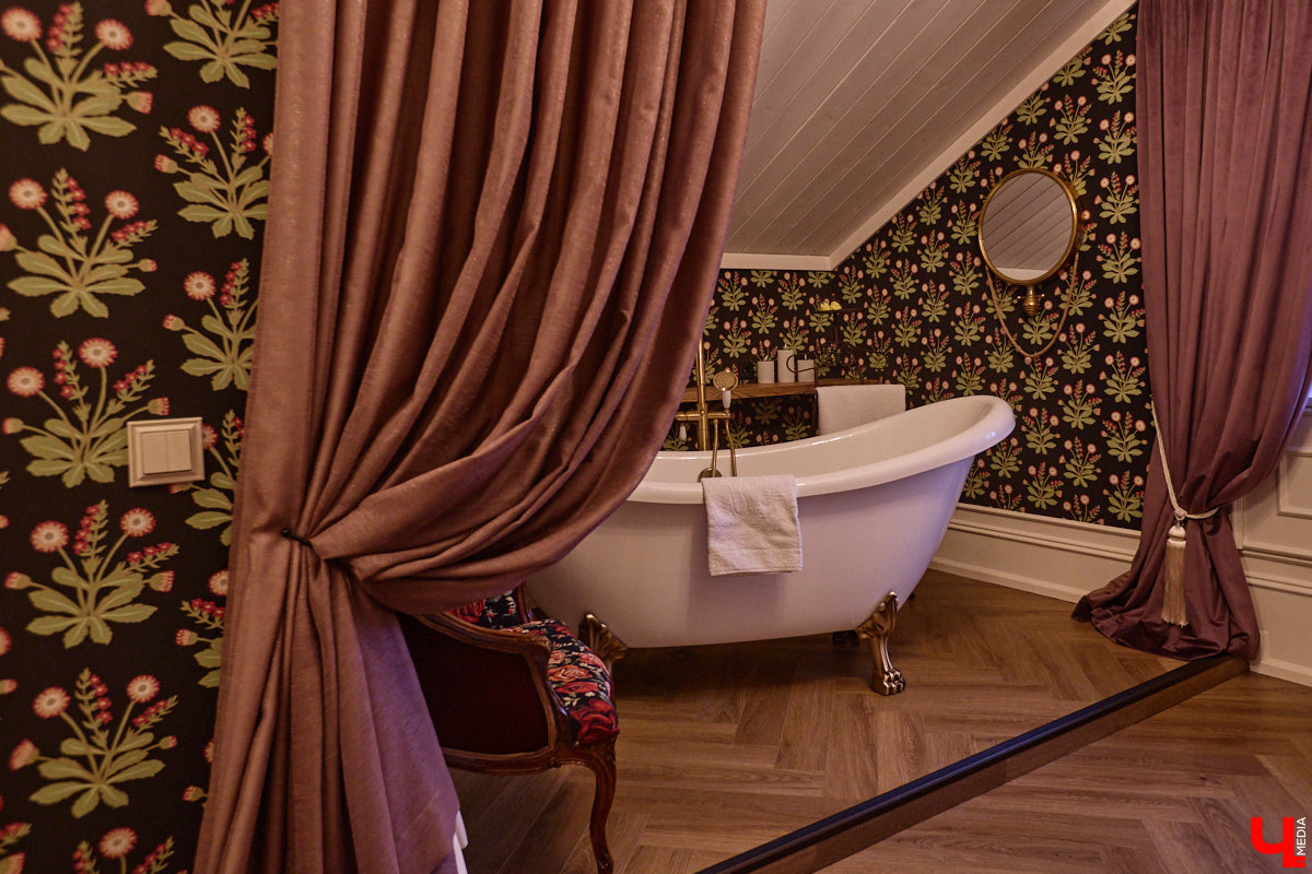 Домики Суздаля радуют взор ажурными узорами, нарядными наличниками и  свежевыкрашенными фасадами. Так и  хочется узнать, что там внутри! «Ключ-Медиа» повезло оказаться за  воротами одного из  строений с  видом на  кремль  — принимала гостей хозяйка роскошного терема Алевтина Савельева.