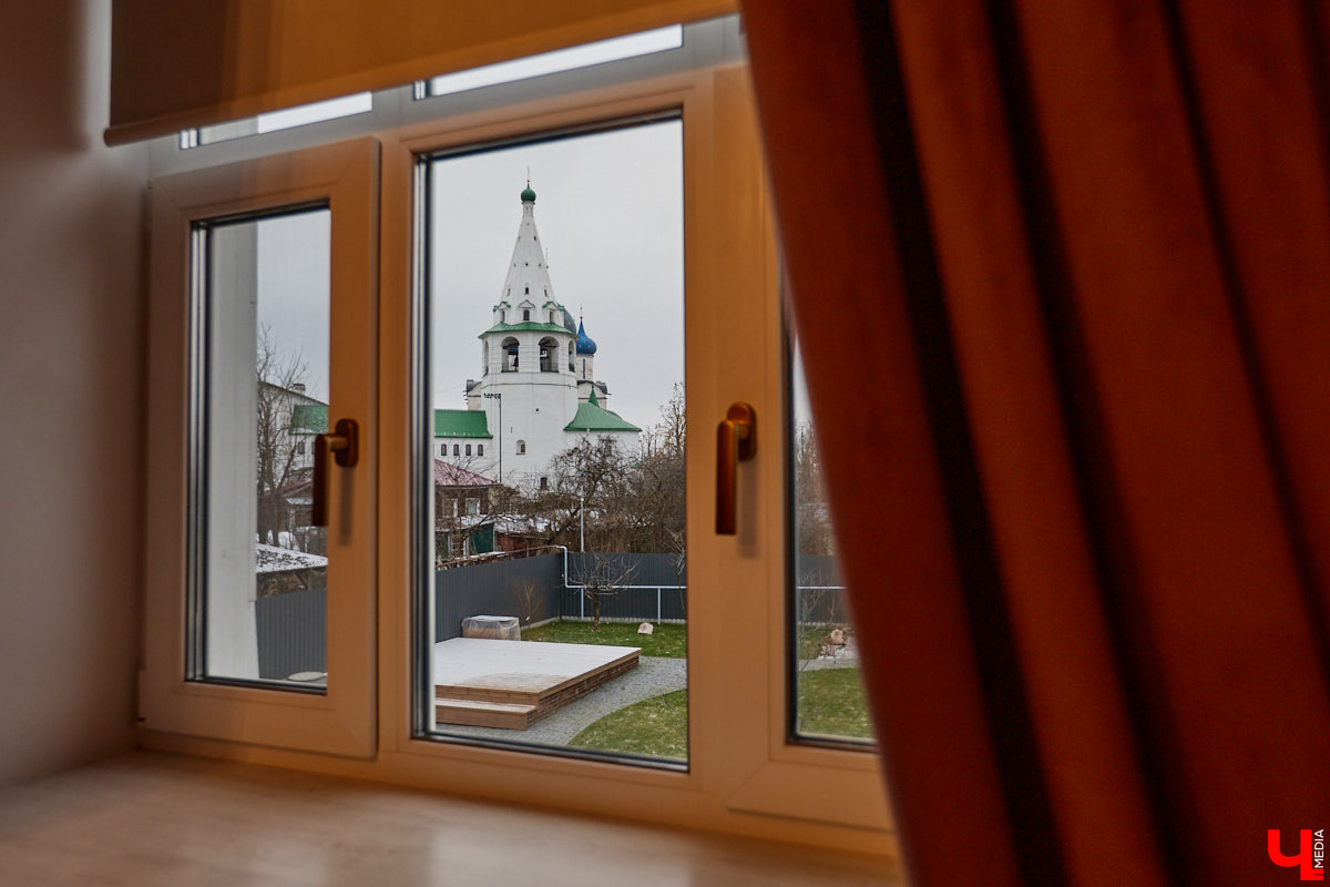 Домики Суздаля радуют взор ажурными узорами, нарядными наличниками и  свежевыкрашенными фасадами. Так и  хочется узнать, что там внутри! «Ключ-Медиа» повезло оказаться за  воротами одного из  строений с  видом на  кремль  — принимала гостей хозяйка роскошного терема Алевтина Савельева.