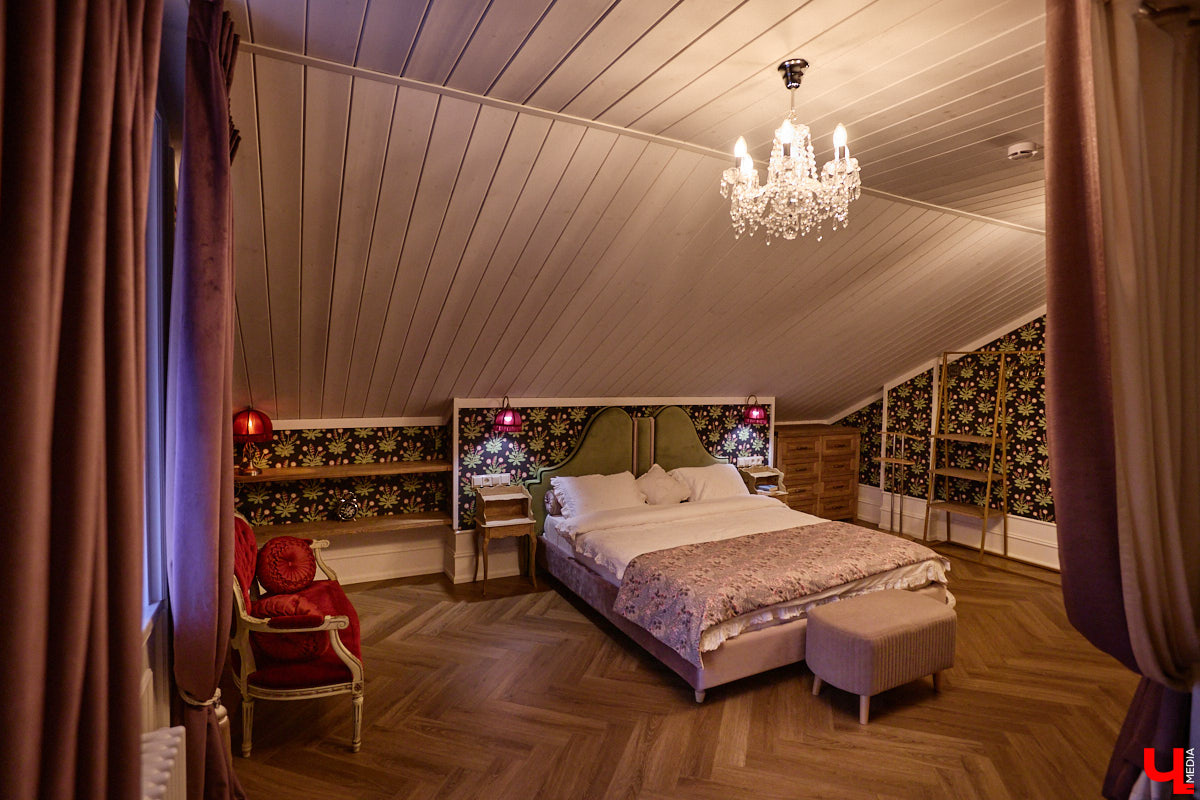 Домики Суздаля радуют взор ажурными узорами, нарядными наличниками и  свежевыкрашенными фасадами. Так и  хочется узнать, что там внутри! «Ключ-Медиа» повезло оказаться за  воротами одного из  строений с  видом на  кремль  — принимала гостей хозяйка роскошного терема Алевтина Савельева.