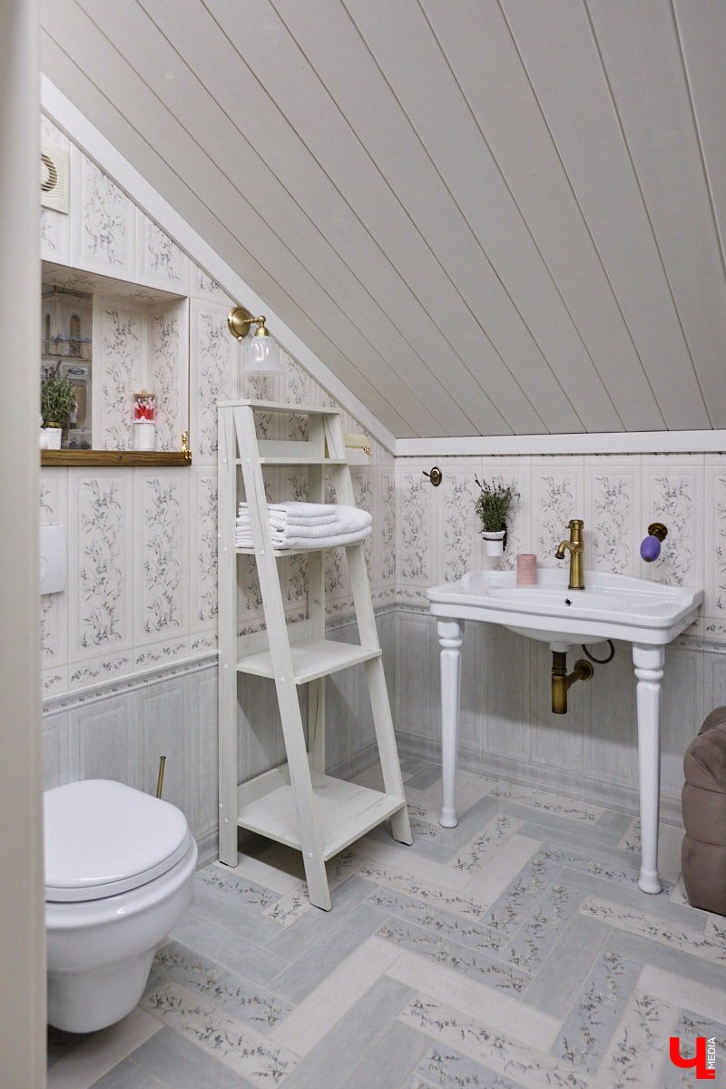 Домики Суздаля радуют взор ажурными узорами, нарядными наличниками и  свежевыкрашенными фасадами. Так и  хочется узнать, что там внутри! «Ключ-Медиа» повезло оказаться за  воротами одного из  строений с  видом на  кремль  — принимала гостей хозяйка роскошного терема Алевтина Савельева.