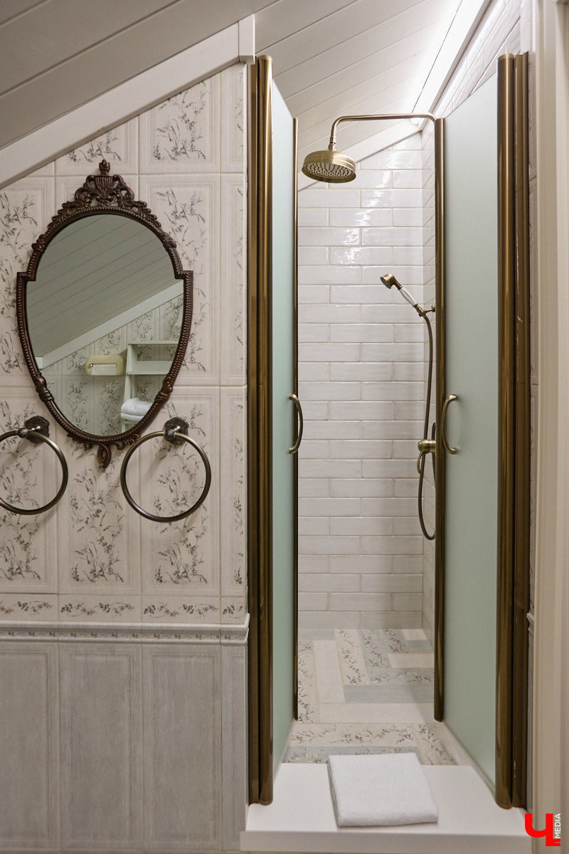 Домики Суздаля радуют взор ажурными узорами, нарядными наличниками и  свежевыкрашенными фасадами. Так и  хочется узнать, что там внутри! «Ключ-Медиа» повезло оказаться за  воротами одного из  строений с  видом на  кремль  — принимала гостей хозяйка роскошного терема Алевтина Савельева.