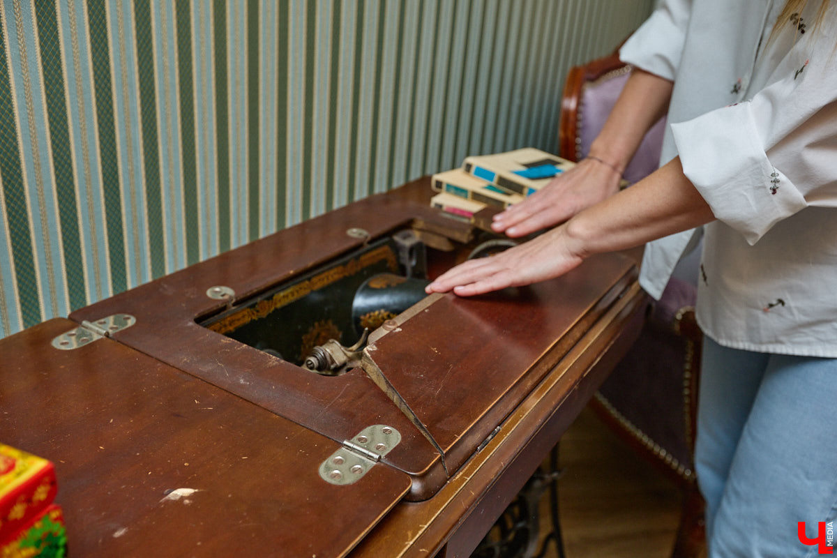 Домики Суздаля радуют взор ажурными узорами, нарядными наличниками и  свежевыкрашенными фасадами. Так и  хочется узнать, что там внутри! «Ключ-Медиа» повезло оказаться за  воротами одного из  строений с  видом на  кремль  — принимала гостей хозяйка роскошного терема Алевтина Савельева.