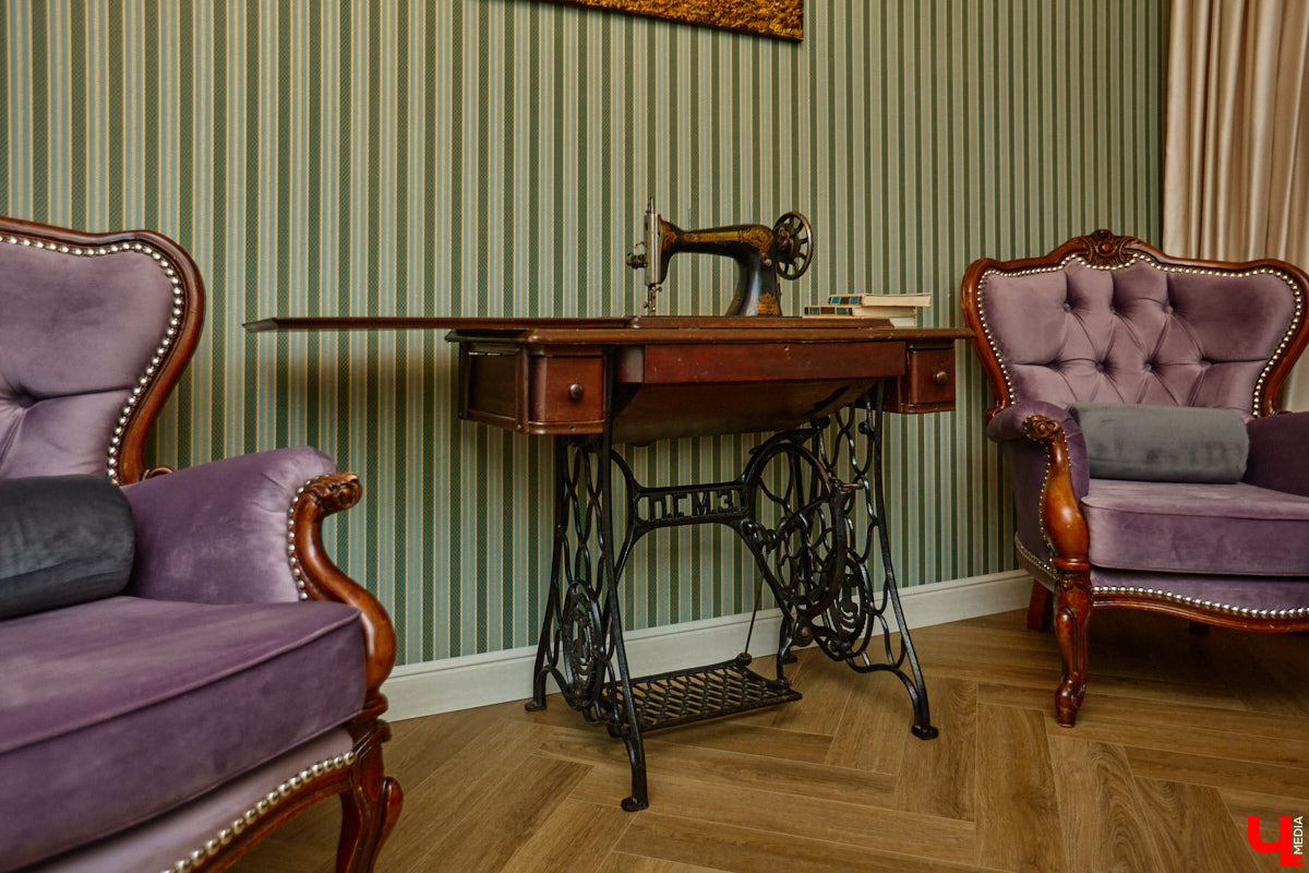 Домики Суздаля радуют взор ажурными узорами, нарядными наличниками и  свежевыкрашенными фасадами. Так и  хочется узнать, что там внутри! «Ключ-Медиа» повезло оказаться за  воротами одного из  строений с  видом на  кремль  — принимала гостей хозяйка роскошного терема Алевтина Савельева.