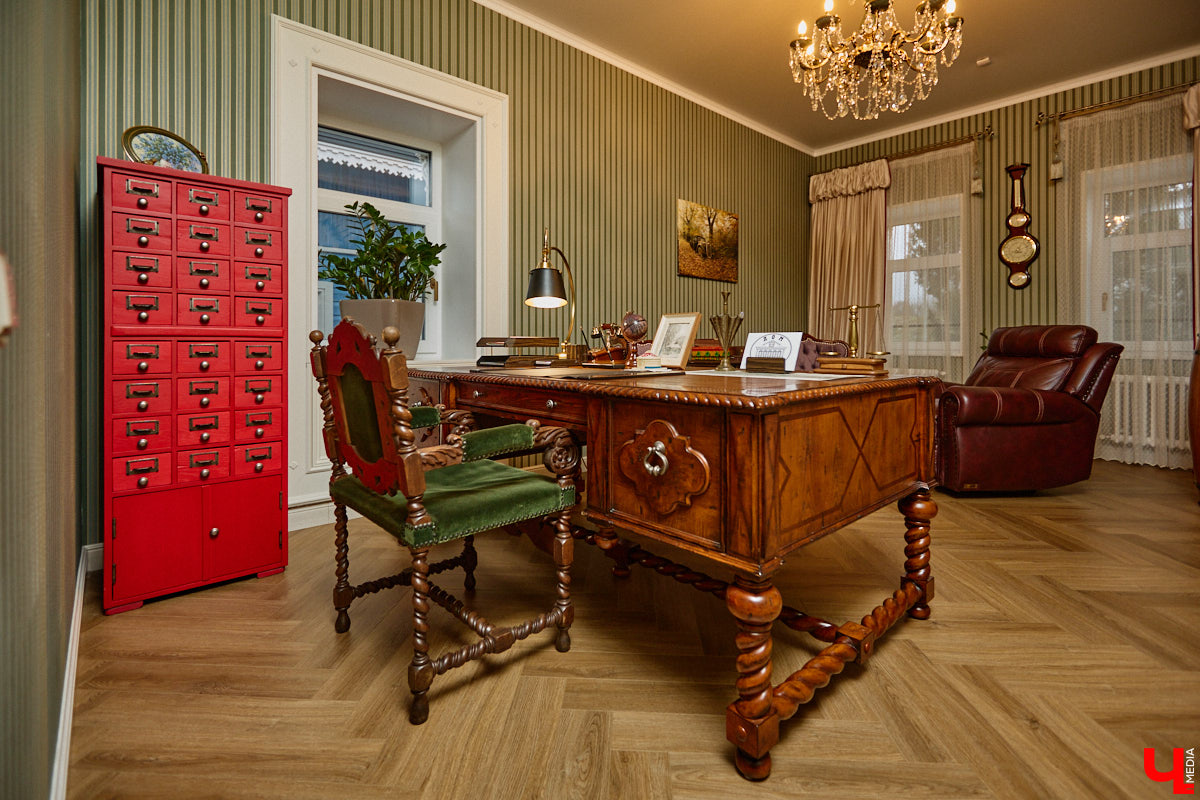 Домики Суздаля радуют взор ажурными узорами, нарядными наличниками и  свежевыкрашенными фасадами. Так и  хочется узнать, что там внутри! «Ключ-Медиа» повезло оказаться за  воротами одного из  строений с  видом на  кремль  — принимала гостей хозяйка роскошного терема Алевтина Савельева.