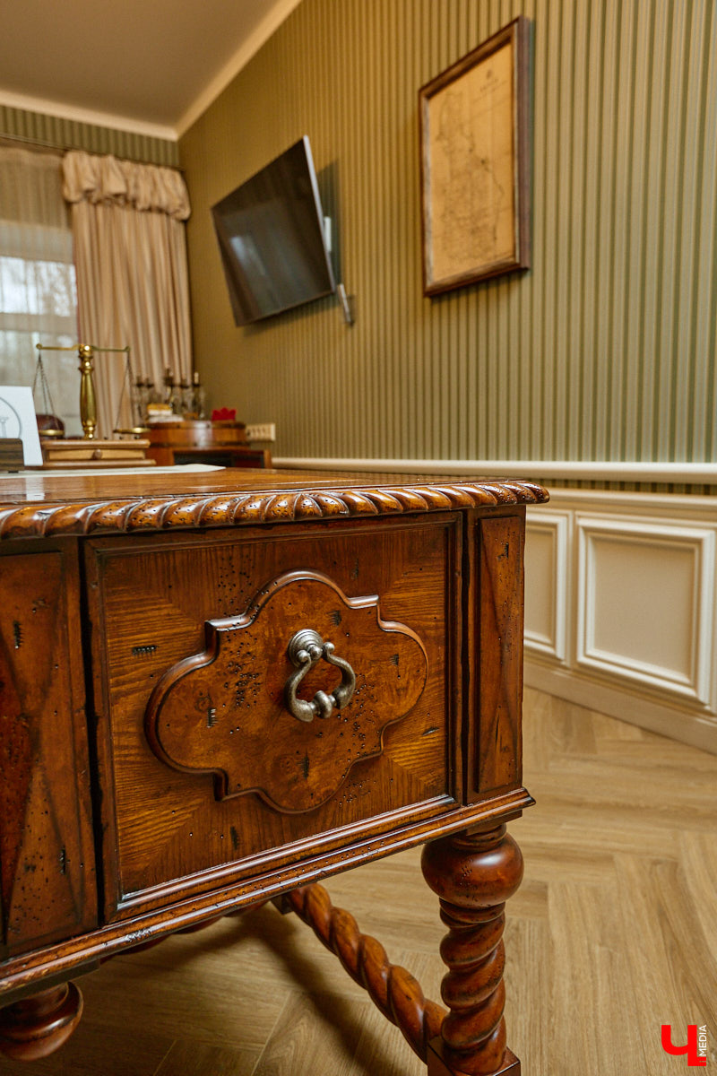 Домики Суздаля радуют взор ажурными узорами, нарядными наличниками и  свежевыкрашенными фасадами. Так и  хочется узнать, что там внутри! «Ключ-Медиа» повезло оказаться за  воротами одного из  строений с  видом на  кремль  — принимала гостей хозяйка роскошного терема Алевтина Савельева.