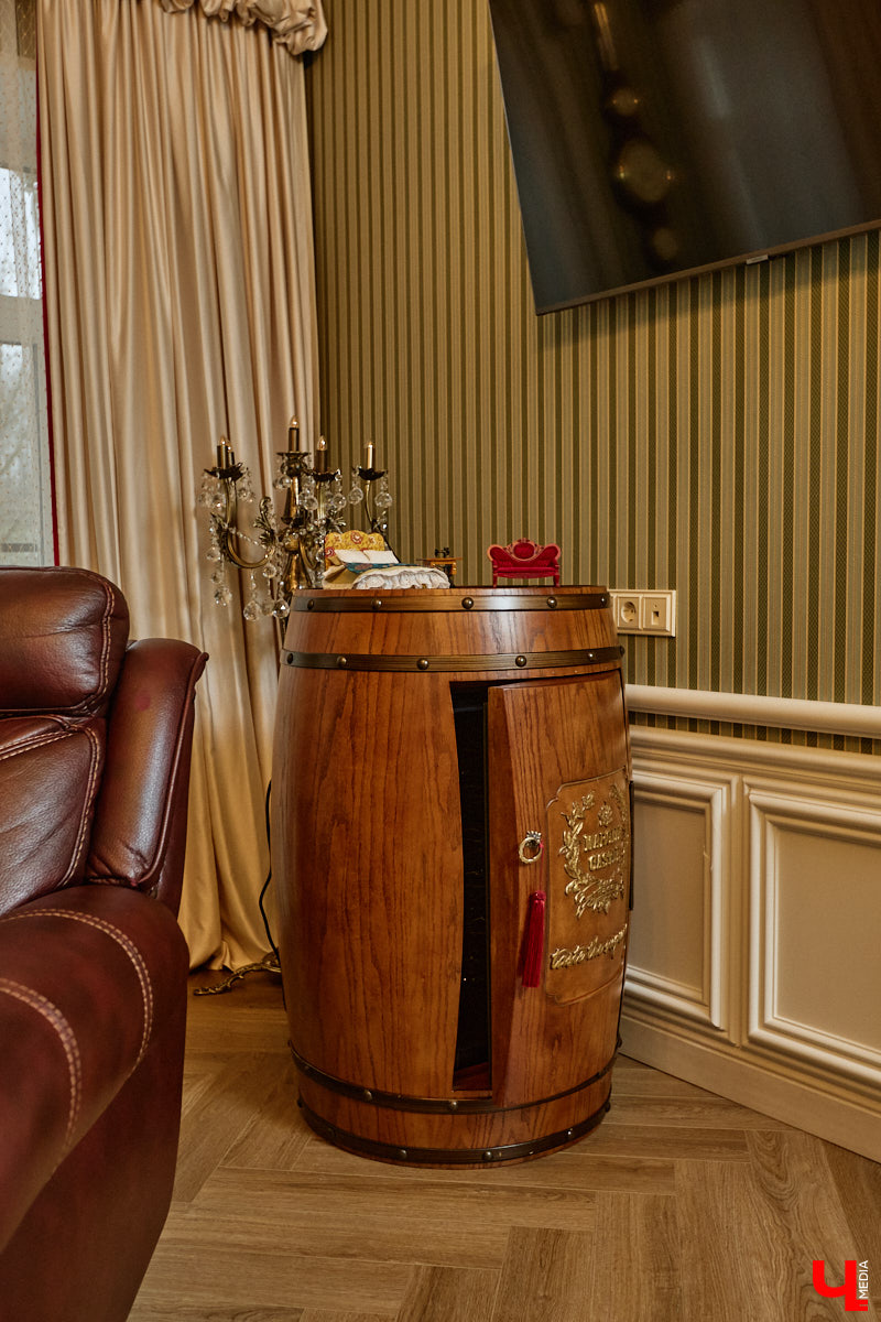 Домики Суздаля радуют взор ажурными узорами, нарядными наличниками и  свежевыкрашенными фасадами. Так и  хочется узнать, что там внутри! «Ключ-Медиа» повезло оказаться за  воротами одного из  строений с  видом на  кремль  — принимала гостей хозяйка роскошного терема Алевтина Савельева.