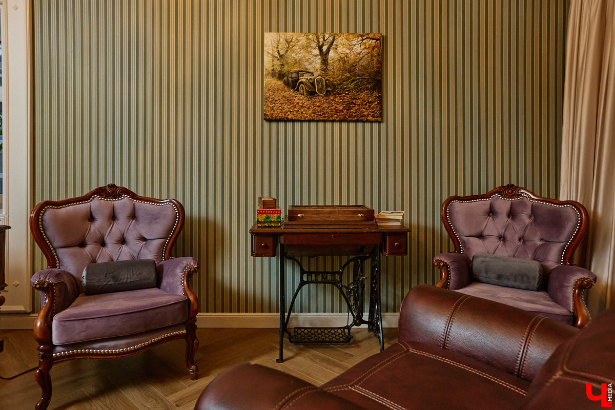 Домики Суздаля радуют взор ажурными узорами, нарядными наличниками и  свежевыкрашенными фасадами. Так и  хочется узнать, что там внутри! «Ключ-Медиа» повезло оказаться за  воротами одного из  строений с  видом на  кремль  — принимала гостей хозяйка роскошного терема Алевтина Савельева.