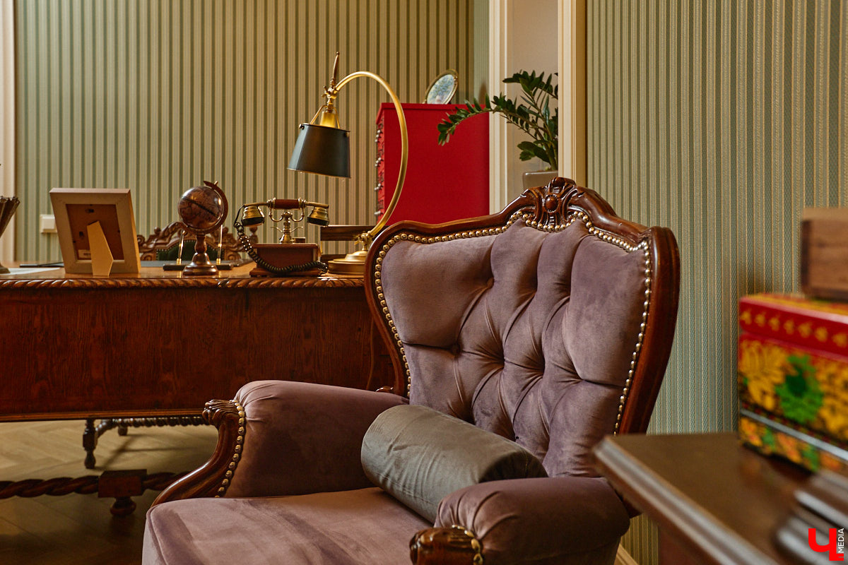 Домики Суздаля радуют взор ажурными узорами, нарядными наличниками и  свежевыкрашенными фасадами. Так и  хочется узнать, что там внутри! «Ключ-Медиа» повезло оказаться за  воротами одного из  строений с  видом на  кремль  — принимала гостей хозяйка роскошного терема Алевтина Савельева.