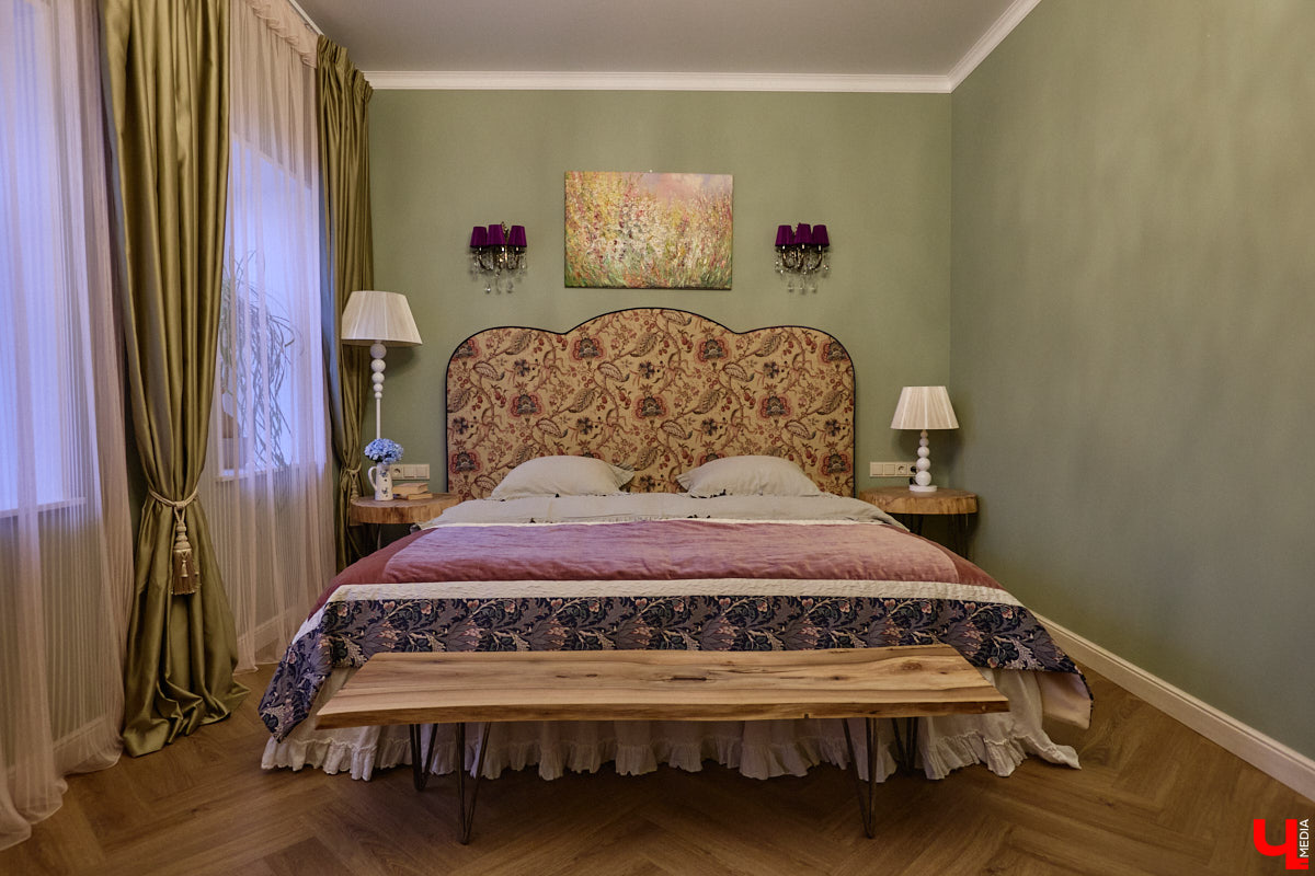 Домики Суздаля радуют взор ажурными узорами, нарядными наличниками и  свежевыкрашенными фасадами. Так и  хочется узнать, что там внутри! «Ключ-Медиа» повезло оказаться за  воротами одного из  строений с  видом на  кремль  — принимала гостей хозяйка роскошного терема Алевтина Савельева.