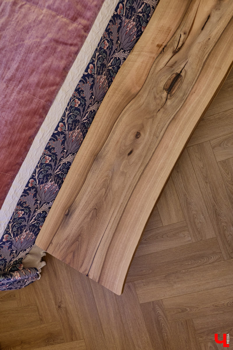 Домики Суздаля радуют взор ажурными узорами, нарядными наличниками и  свежевыкрашенными фасадами. Так и  хочется узнать, что там внутри! «Ключ-Медиа» повезло оказаться за  воротами одного из  строений с  видом на  кремль  — принимала гостей хозяйка роскошного терема Алевтина Савельева.