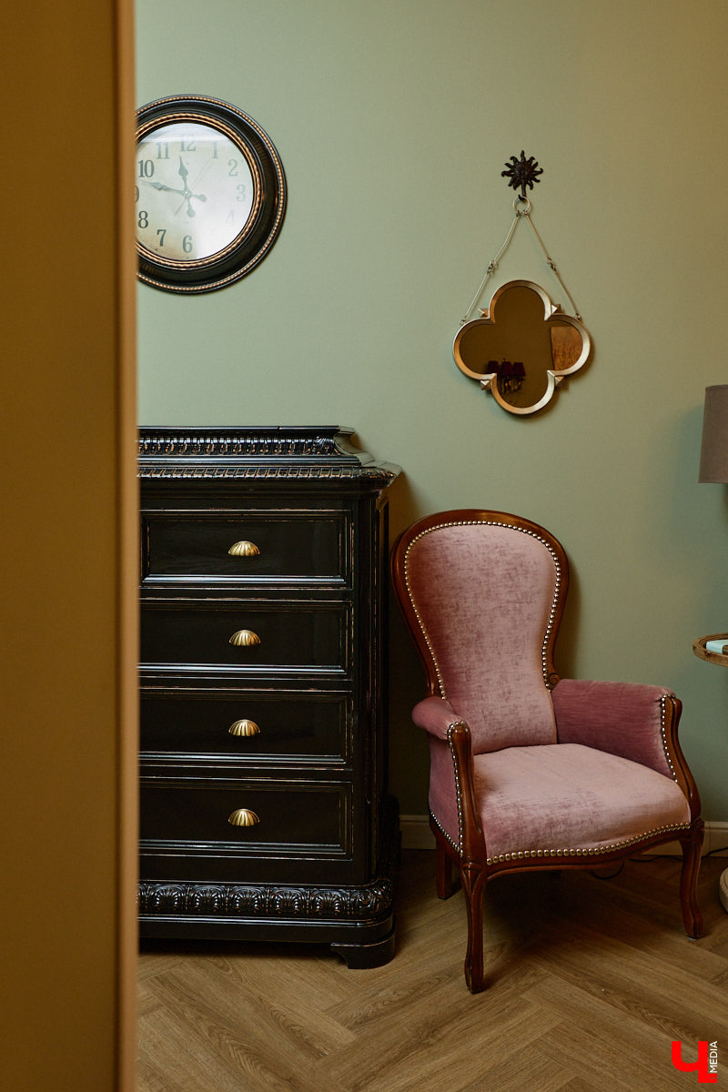 Домики Суздаля радуют взор ажурными узорами, нарядными наличниками и  свежевыкрашенными фасадами. Так и  хочется узнать, что там внутри! «Ключ-Медиа» повезло оказаться за  воротами одного из  строений с  видом на  кремль  — принимала гостей хозяйка роскошного терема Алевтина Савельева.