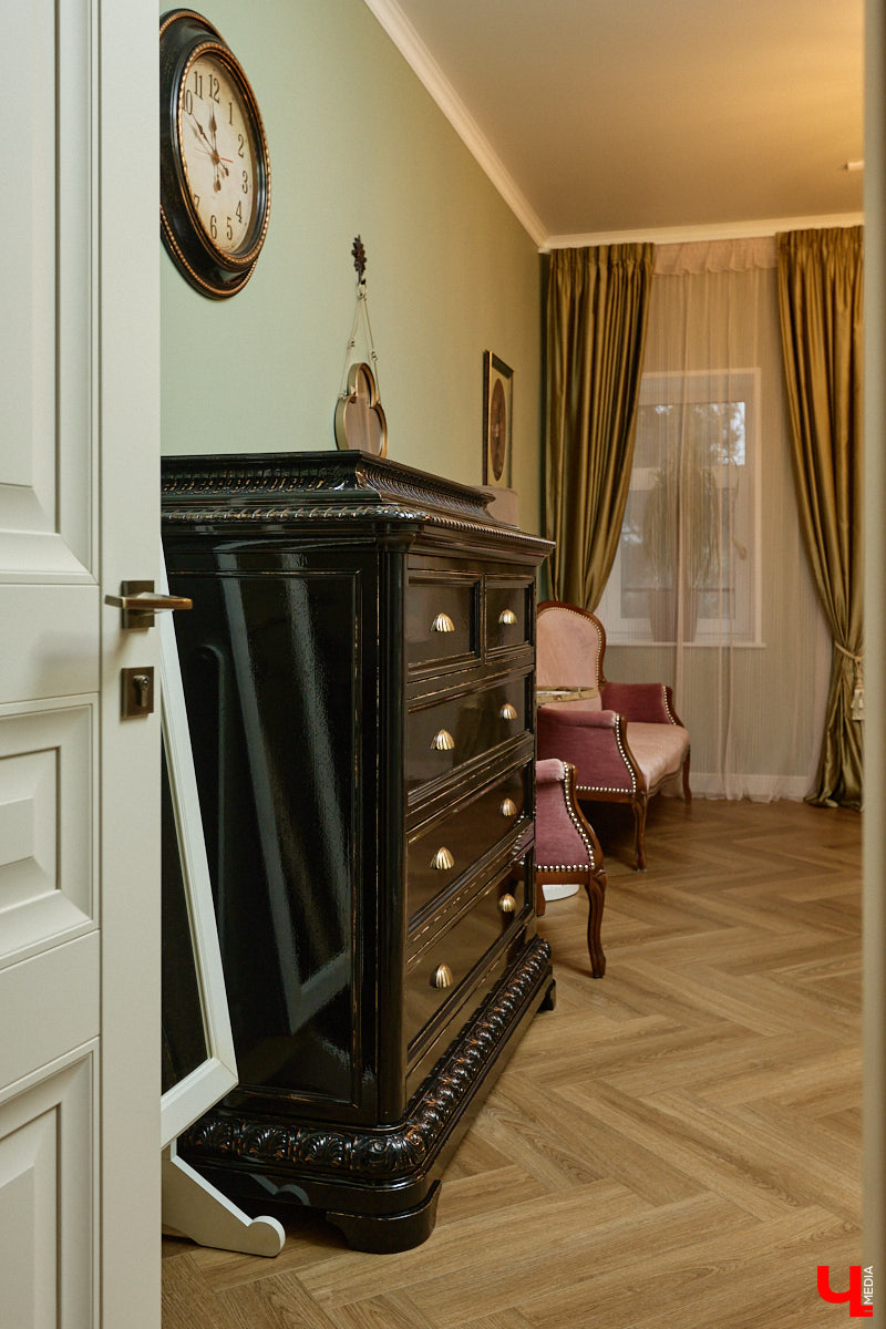 Домики Суздаля радуют взор ажурными узорами, нарядными наличниками и  свежевыкрашенными фасадами. Так и  хочется узнать, что там внутри! «Ключ-Медиа» повезло оказаться за  воротами одного из  строений с  видом на  кремль  — принимала гостей хозяйка роскошного терема Алевтина Савельева.