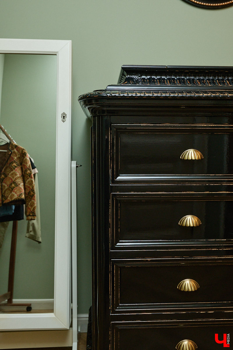 Домики Суздаля радуют взор ажурными узорами, нарядными наличниками и  свежевыкрашенными фасадами. Так и  хочется узнать, что там внутри! «Ключ-Медиа» повезло оказаться за  воротами одного из  строений с  видом на  кремль  — принимала гостей хозяйка роскошного терема Алевтина Савельева.