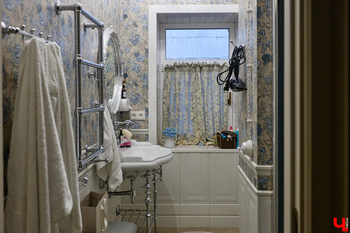 Домики Суздаля радуют взор ажурными узорами, нарядными наличниками и  свежевыкрашенными фасадами. Так и  хочется узнать, что там внутри! «Ключ-Медиа» повезло оказаться за  воротами одного из  строений с  видом на  кремль  — принимала гостей хозяйка роскошного терема Алевтина Савельева.