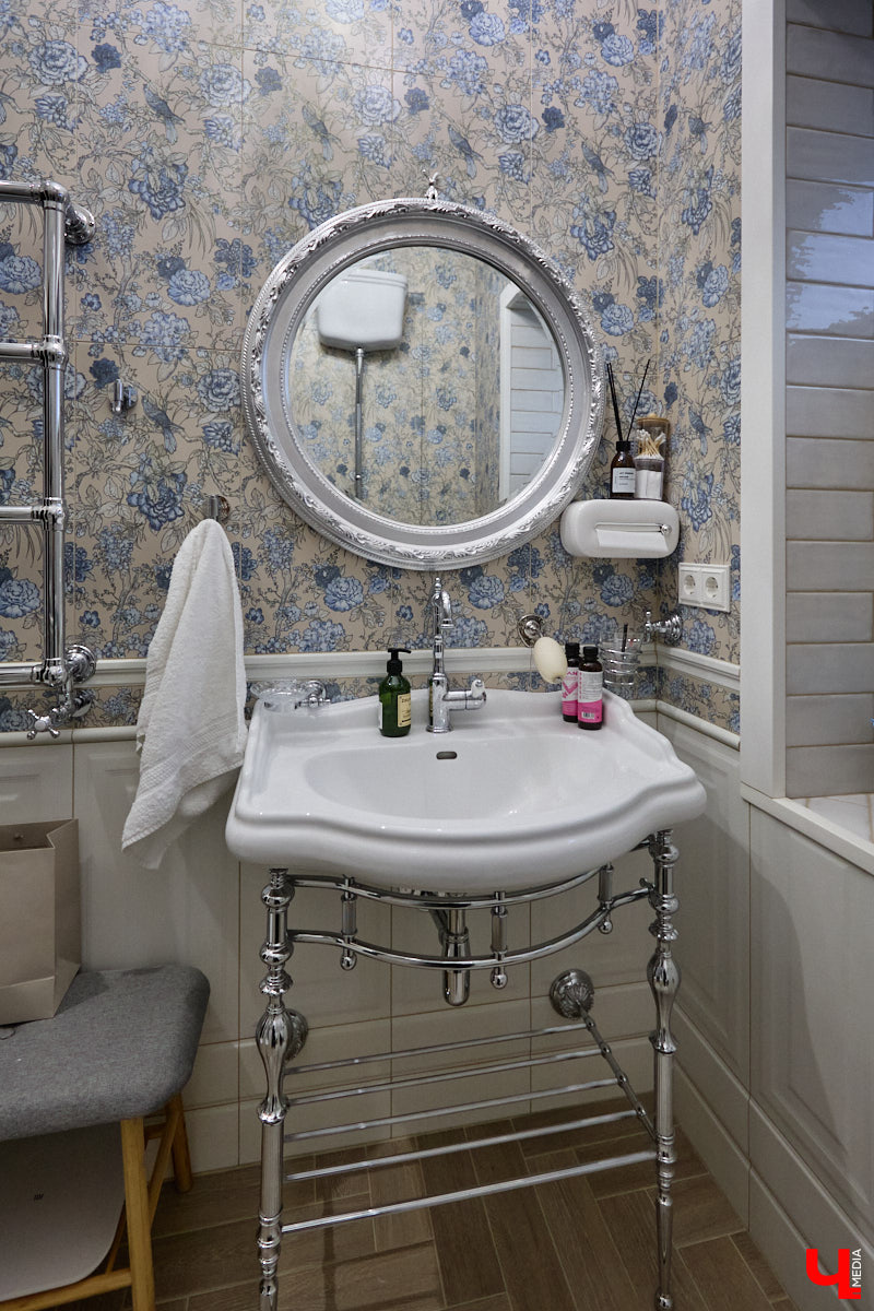 Домики Суздаля радуют взор ажурными узорами, нарядными наличниками и  свежевыкрашенными фасадами. Так и  хочется узнать, что там внутри! «Ключ-Медиа» повезло оказаться за  воротами одного из  строений с  видом на  кремль  — принимала гостей хозяйка роскошного терема Алевтина Савельева.