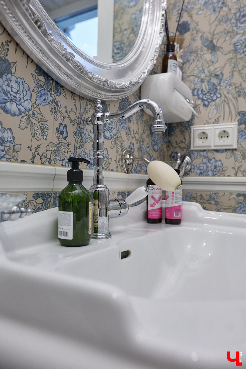 Домики Суздаля радуют взор ажурными узорами, нарядными наличниками и  свежевыкрашенными фасадами. Так и  хочется узнать, что там внутри! «Ключ-Медиа» повезло оказаться за  воротами одного из  строений с  видом на  кремль  — принимала гостей хозяйка роскошного терема Алевтина Савельева.