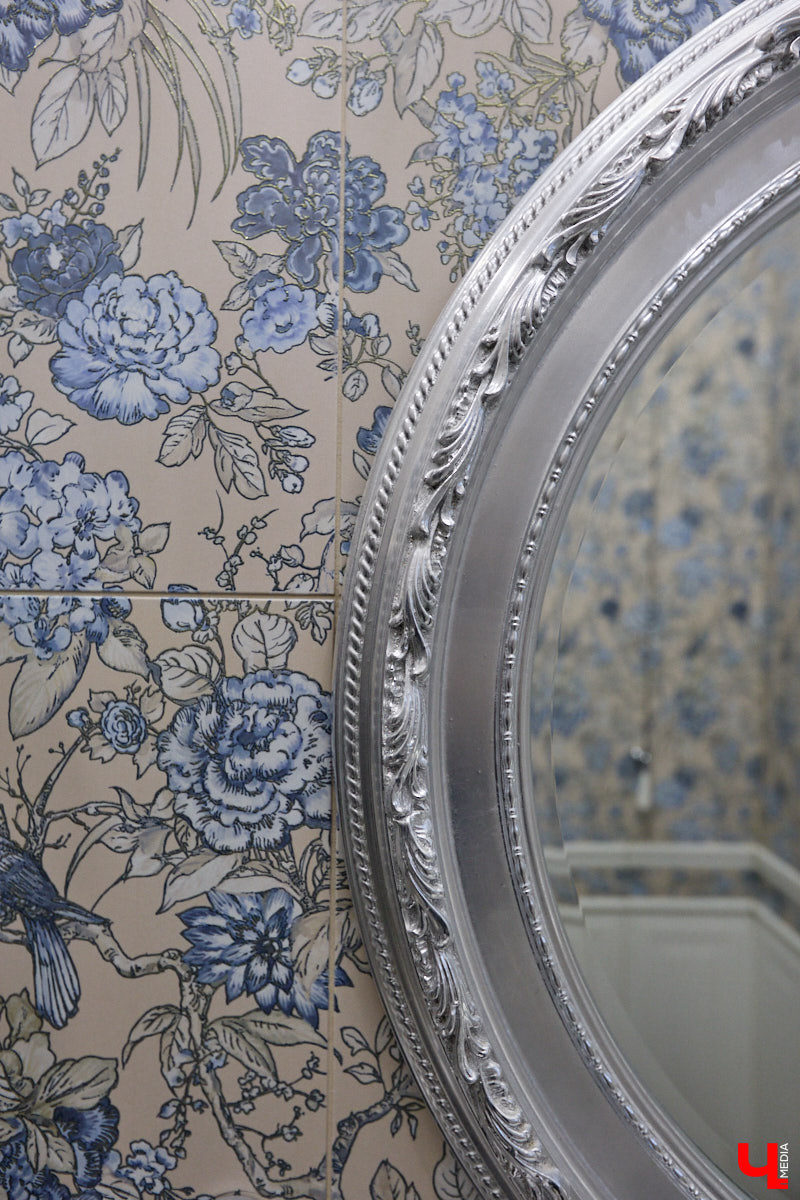 Домики Суздаля радуют взор ажурными узорами, нарядными наличниками и  свежевыкрашенными фасадами. Так и  хочется узнать, что там внутри! «Ключ-Медиа» повезло оказаться за  воротами одного из  строений с  видом на  кремль  — принимала гостей хозяйка роскошного терема Алевтина Савельева.