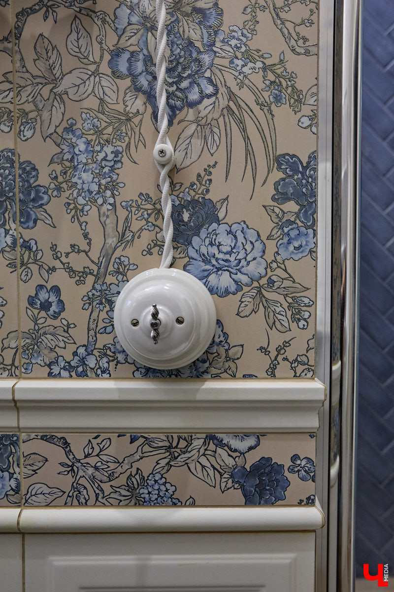 Домики Суздаля радуют взор ажурными узорами, нарядными наличниками и  свежевыкрашенными фасадами. Так и  хочется узнать, что там внутри! «Ключ-Медиа» повезло оказаться за  воротами одного из  строений с  видом на  кремль  — принимала гостей хозяйка роскошного терема Алевтина Савельева.