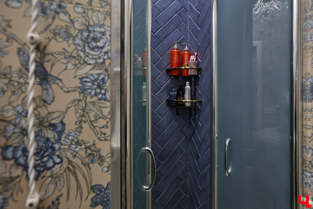 Домики Суздаля радуют взор ажурными узорами, нарядными наличниками и  свежевыкрашенными фасадами. Так и  хочется узнать, что там внутри! «Ключ-Медиа» повезло оказаться за  воротами одного из  строений с  видом на  кремль  — принимала гостей хозяйка роскошного терема Алевтина Савельева.