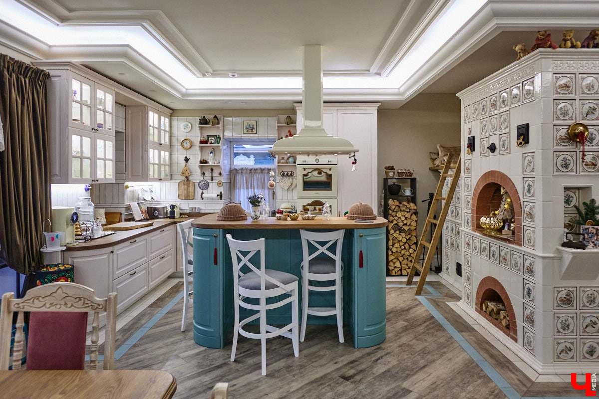 Домики Суздаля радуют взор ажурными узорами, нарядными наличниками и  свежевыкрашенными фасадами. Так и  хочется узнать, что там внутри! «Ключ-Медиа» повезло оказаться за  воротами одного из  строений с  видом на  кремль  — принимала гостей хозяйка роскошного терема Алевтина Савельева.