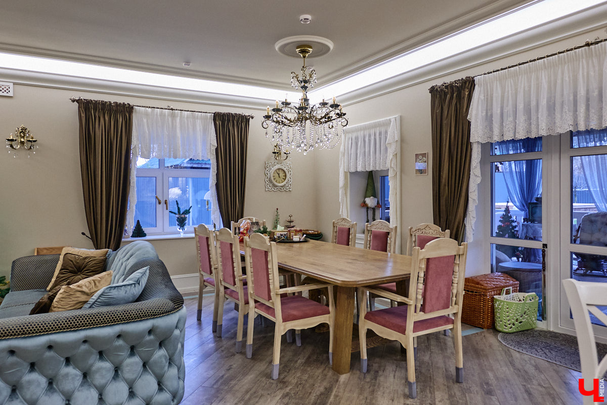 Домики Суздаля радуют взор ажурными узорами, нарядными наличниками и  свежевыкрашенными фасадами. Так и  хочется узнать, что там внутри! «Ключ-Медиа» повезло оказаться за  воротами одного из  строений с  видом на  кремль  — принимала гостей хозяйка роскошного терема Алевтина Савельева.