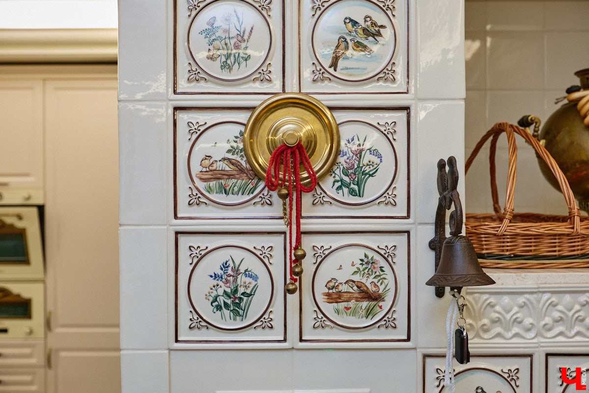 Домики Суздаля радуют взор ажурными узорами, нарядными наличниками и  свежевыкрашенными фасадами. Так и  хочется узнать, что там внутри! «Ключ-Медиа» повезло оказаться за  воротами одного из  строений с  видом на  кремль  — принимала гостей хозяйка роскошного терема Алевтина Савельева.