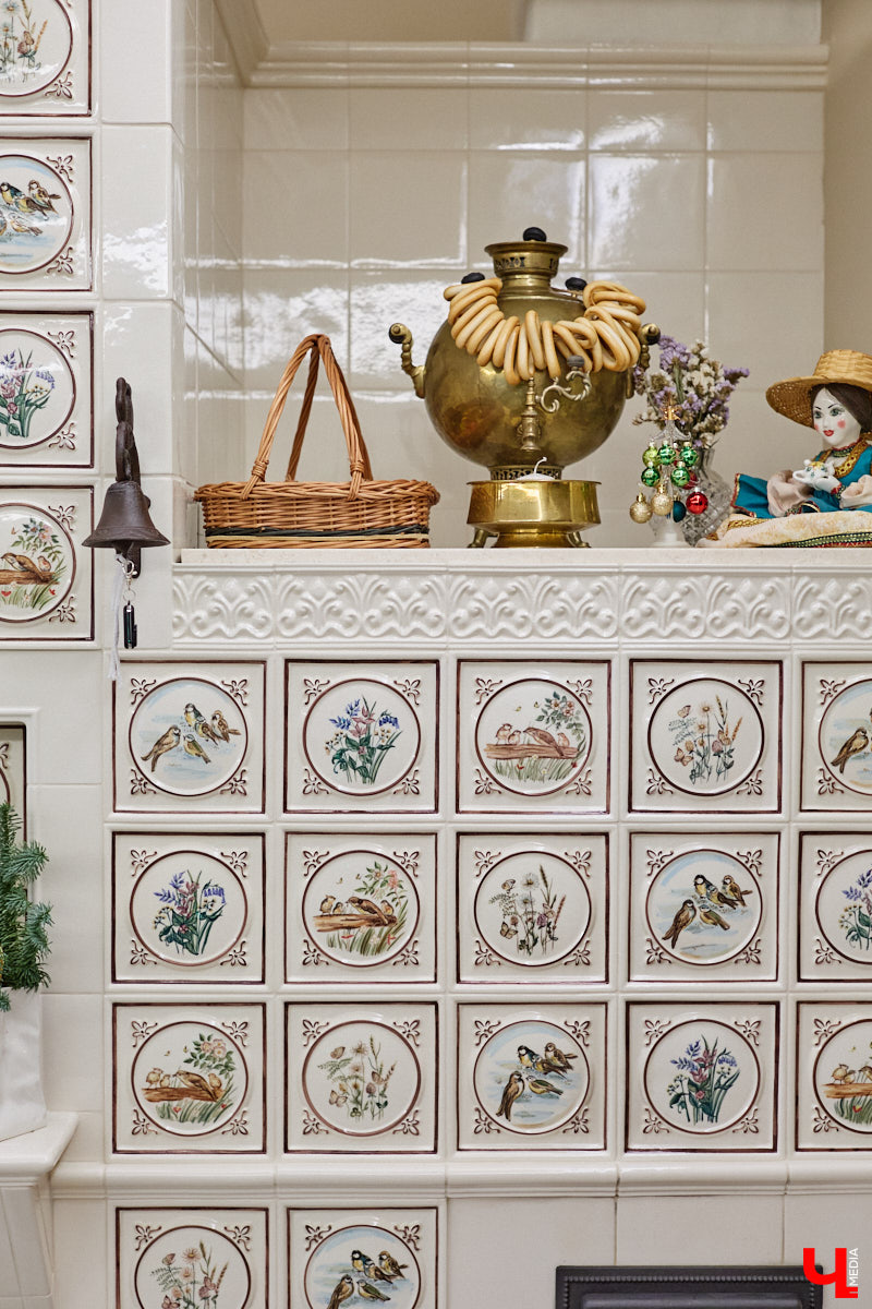 Домики Суздаля радуют взор ажурными узорами, нарядными наличниками и  свежевыкрашенными фасадами. Так и  хочется узнать, что там внутри! «Ключ-Медиа» повезло оказаться за  воротами одного из  строений с  видом на  кремль  — принимала гостей хозяйка роскошного терема Алевтина Савельева.