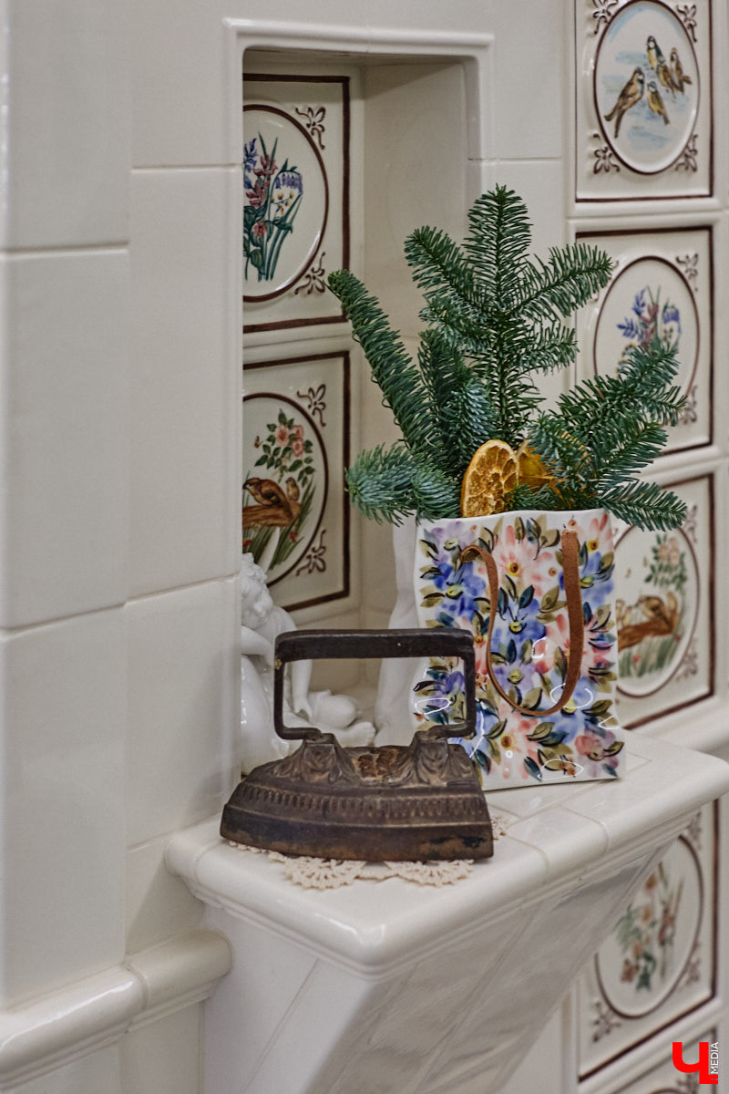Домики Суздаля радуют взор ажурными узорами, нарядными наличниками и  свежевыкрашенными фасадами. Так и  хочется узнать, что там внутри! «Ключ-Медиа» повезло оказаться за  воротами одного из  строений с  видом на  кремль  — принимала гостей хозяйка роскошного терема Алевтина Савельева.