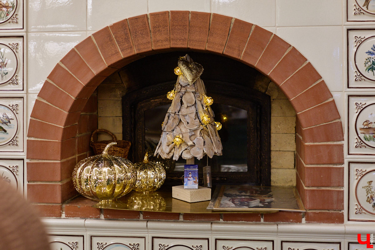 Домики Суздаля радуют взор ажурными узорами, нарядными наличниками и  свежевыкрашенными фасадами. Так и  хочется узнать, что там внутри! «Ключ-Медиа» повезло оказаться за  воротами одного из  строений с  видом на  кремль  — принимала гостей хозяйка роскошного терема Алевтина Савельева.