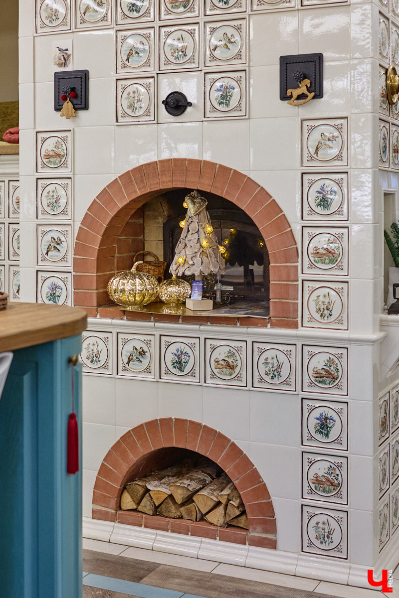 Домики Суздаля радуют взор ажурными узорами, нарядными наличниками и  свежевыкрашенными фасадами. Так и  хочется узнать, что там внутри! «Ключ-Медиа» повезло оказаться за  воротами одного из  строений с  видом на  кремль  — принимала гостей хозяйка роскошного терема Алевтина Савельева.