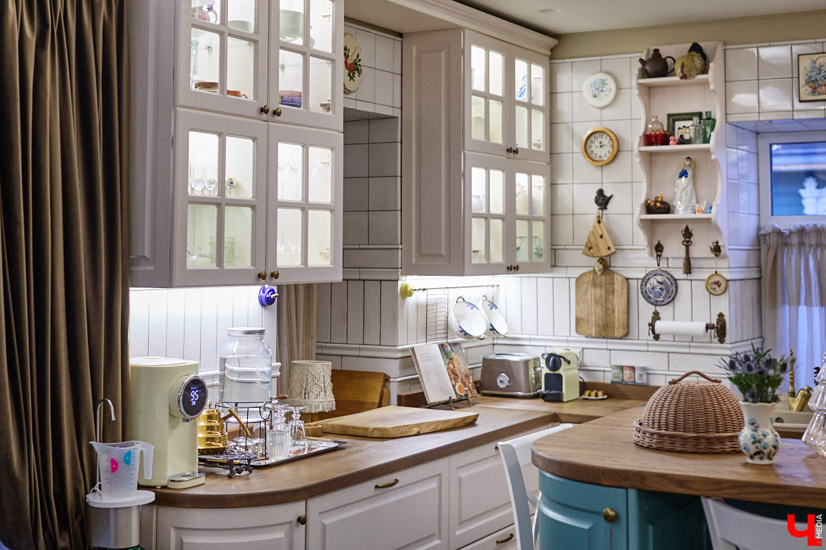 Домики Суздаля радуют взор ажурными узорами, нарядными наличниками и  свежевыкрашенными фасадами. Так и  хочется узнать, что там внутри! «Ключ-Медиа» повезло оказаться за  воротами одного из  строений с  видом на  кремль  — принимала гостей хозяйка роскошного терема Алевтина Савельева.