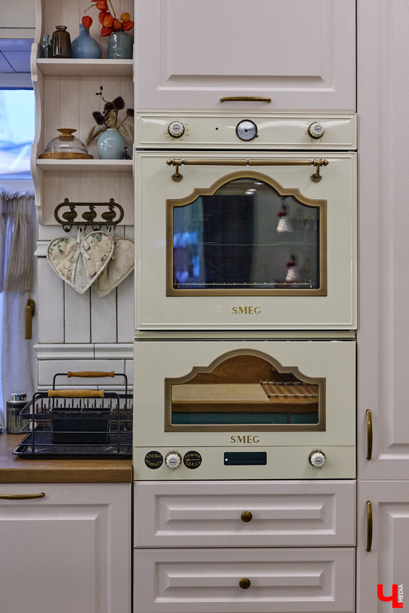 Домики Суздаля радуют взор ажурными узорами, нарядными наличниками и  свежевыкрашенными фасадами. Так и  хочется узнать, что там внутри! «Ключ-Медиа» повезло оказаться за  воротами одного из  строений с  видом на  кремль  — принимала гостей хозяйка роскошного терема Алевтина Савельева.