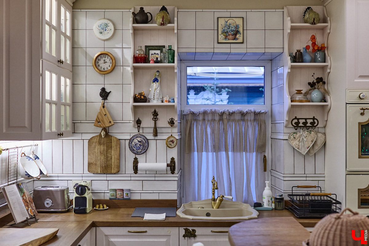 Домики Суздаля радуют взор ажурными узорами, нарядными наличниками и  свежевыкрашенными фасадами. Так и  хочется узнать, что там внутри! «Ключ-Медиа» повезло оказаться за  воротами одного из  строений с  видом на  кремль  — принимала гостей хозяйка роскошного терема Алевтина Савельева.