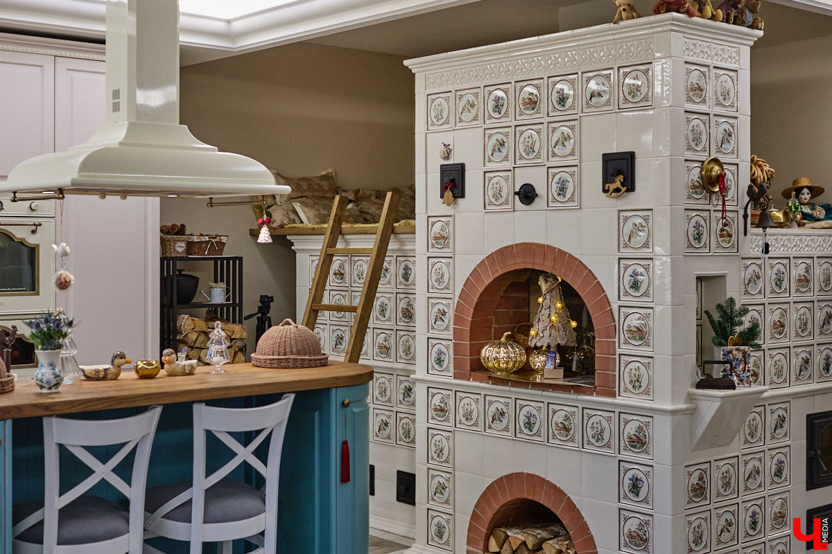 Домики Суздаля радуют взор ажурными узорами, нарядными наличниками и  свежевыкрашенными фасадами. Так и  хочется узнать, что там внутри! «Ключ-Медиа» повезло оказаться за  воротами одного из  строений с  видом на  кремль  — принимала гостей хозяйка роскошного терема Алевтина Савельева.