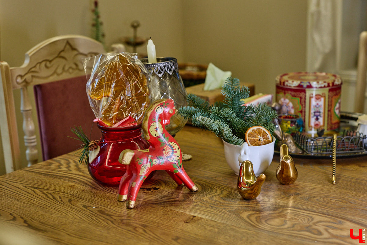 Домики Суздаля радуют взор ажурными узорами, нарядными наличниками и  свежевыкрашенными фасадами. Так и  хочется узнать, что там внутри! «Ключ-Медиа» повезло оказаться за  воротами одного из  строений с  видом на  кремль  — принимала гостей хозяйка роскошного терема Алевтина Савельева.